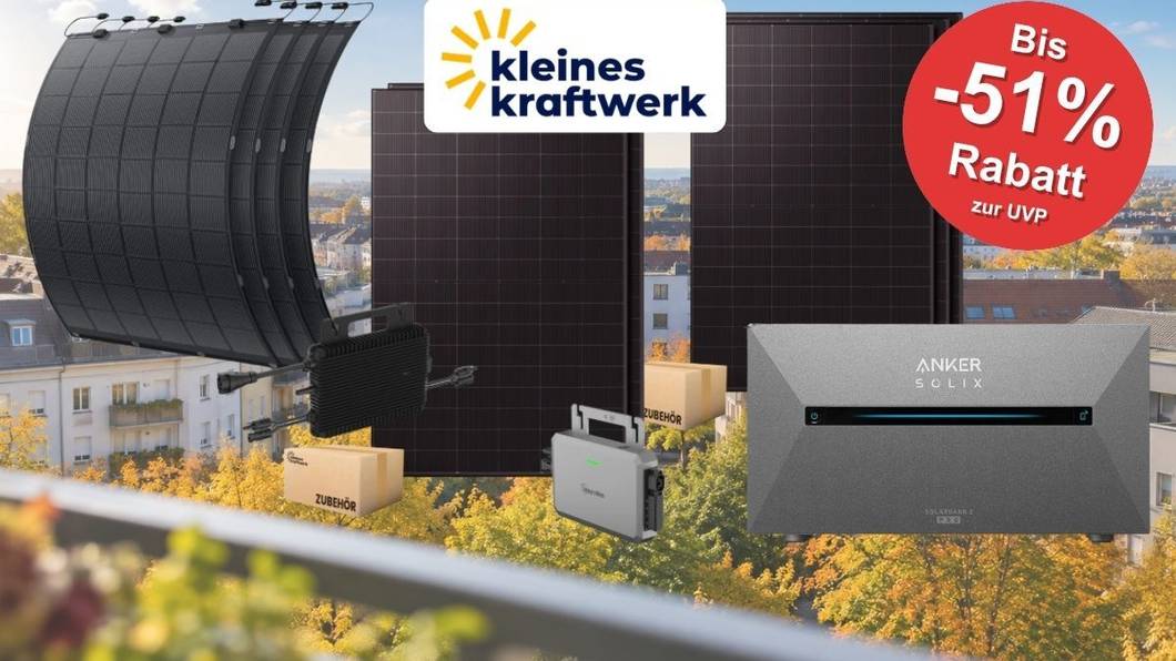 Verschiedene Solarmodule und Balkonkraftwerk-Sets von Kleines Kraftwerk vor einem Hintergrund einem herbstlich bunten Stadtpanorama im Sonnenschein.