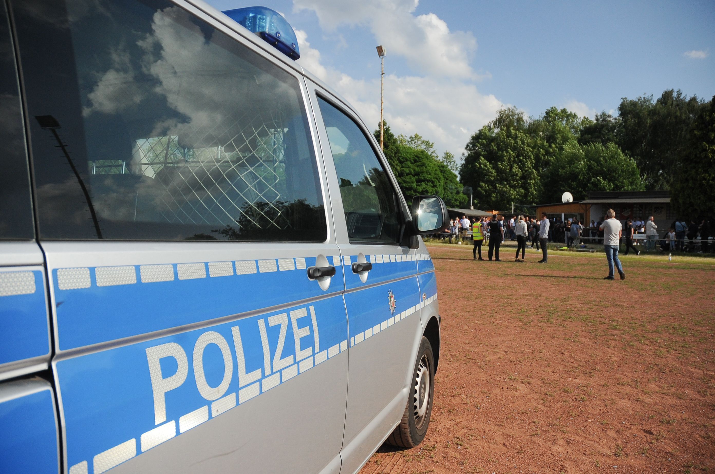 Polizei bei einem Amateurfußballspiel im Einsatz.