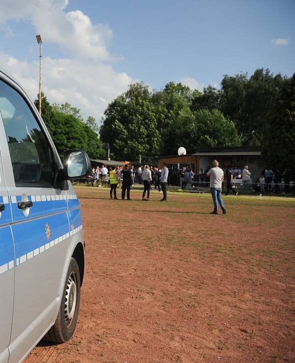 Polizei bei einem Amateurfußballspiel im Einsatz.