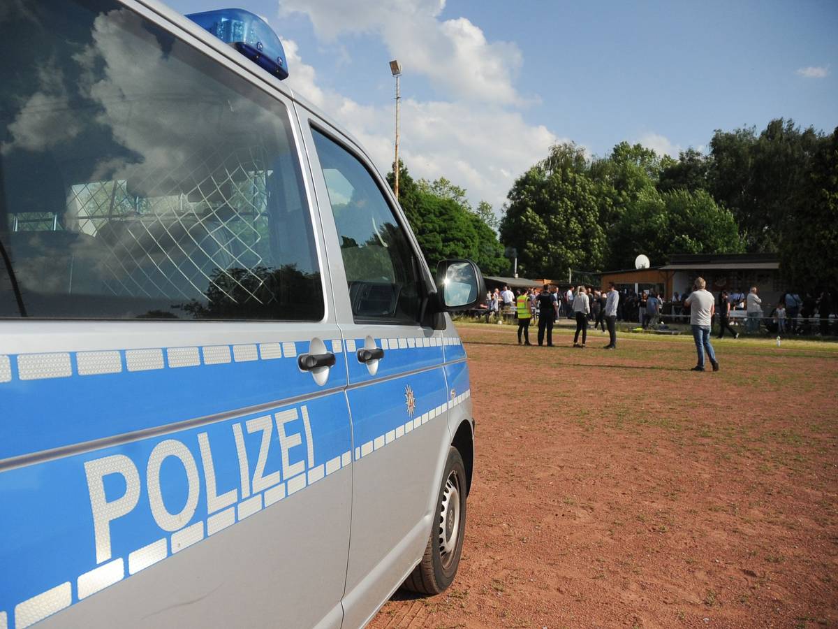Polizei bei einem Amateurfußballspiel im Einsatz.