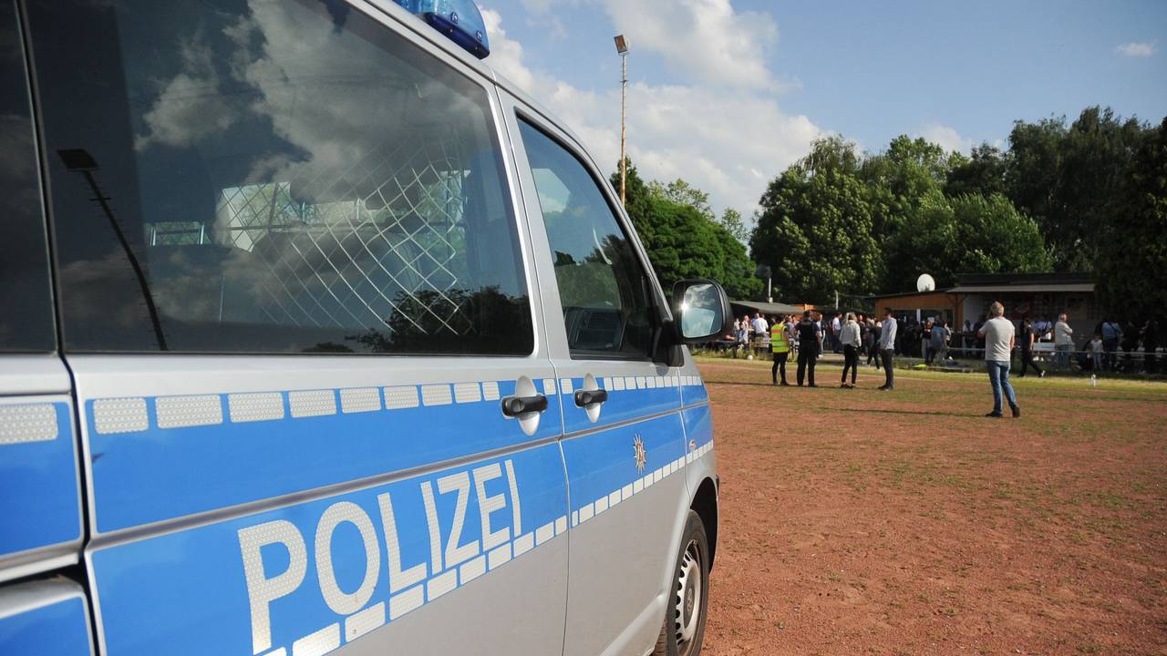 Polizei bei einem Amateurfußballspiel im Einsatz.