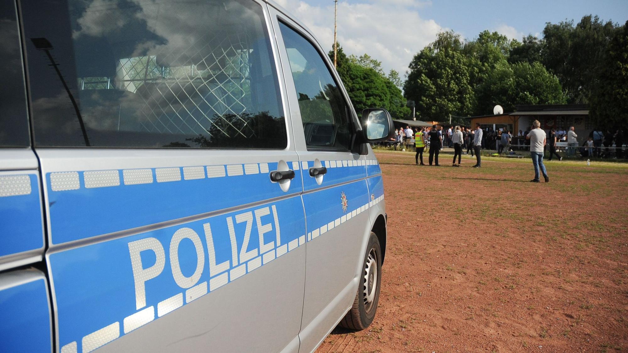 Polizei bei einem Amateurfußballspiel im Einsatz.