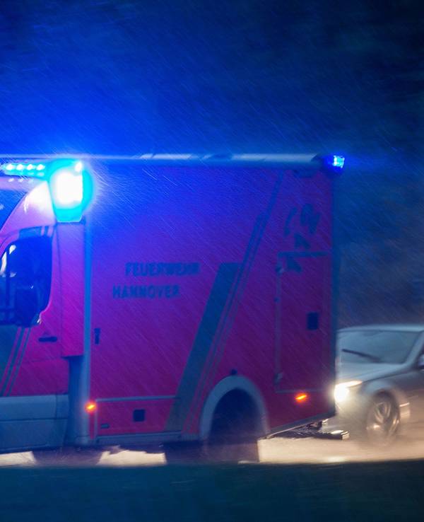 Ein Rettungswagen mit Blaulicht. (Symbolfoto)