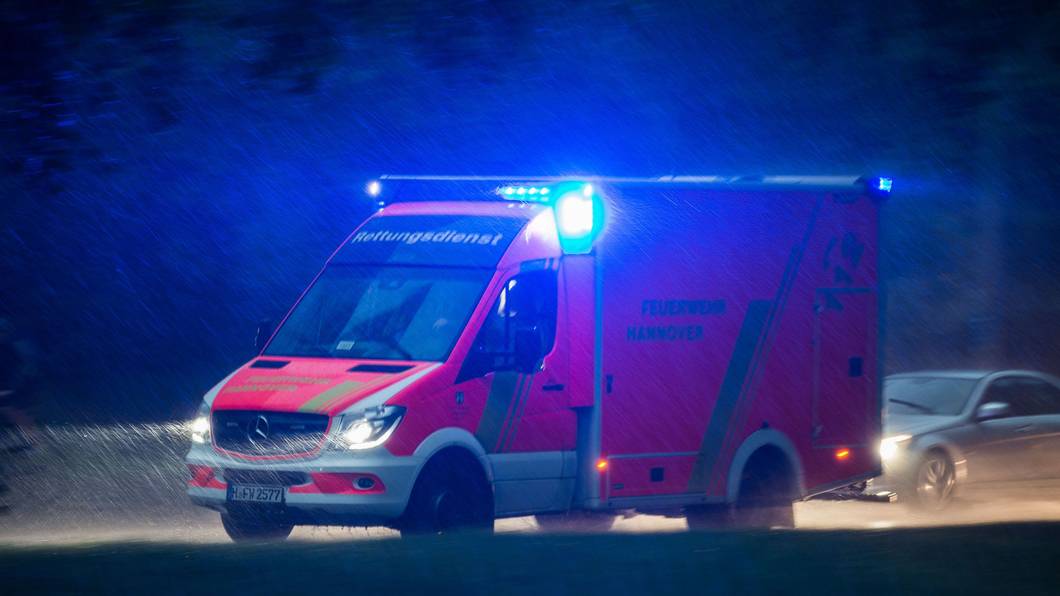 Ein Rettungswagen mit Blaulicht. (Symbolfoto)