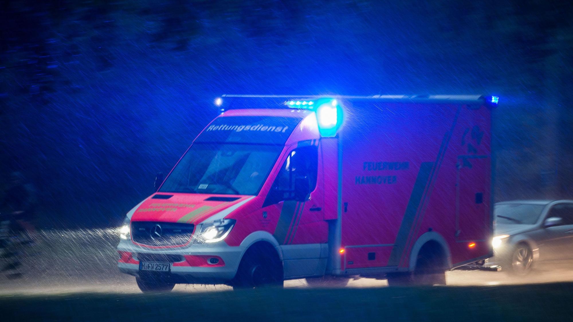 Ein Rettungswagen mit Blaulicht. (Symbolfoto)
