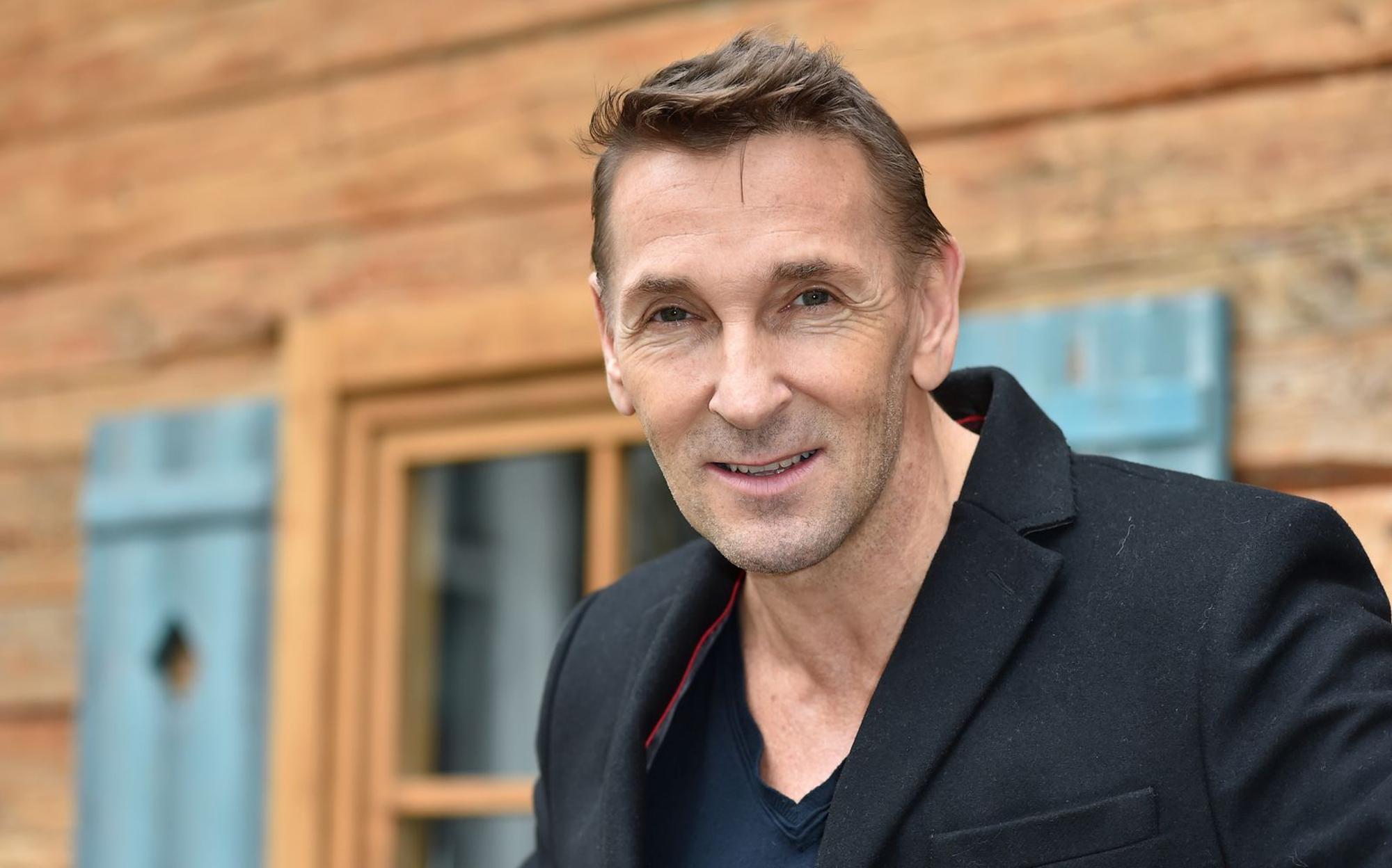 Schauspieler Mark Keller, hier am „Bergdoktor“-Set, hat im Podcast „Frühstück bei Barbara“ über das Altern gesprochen. (Bild: 2017 Getty Images/Hannes Magerstaedt)