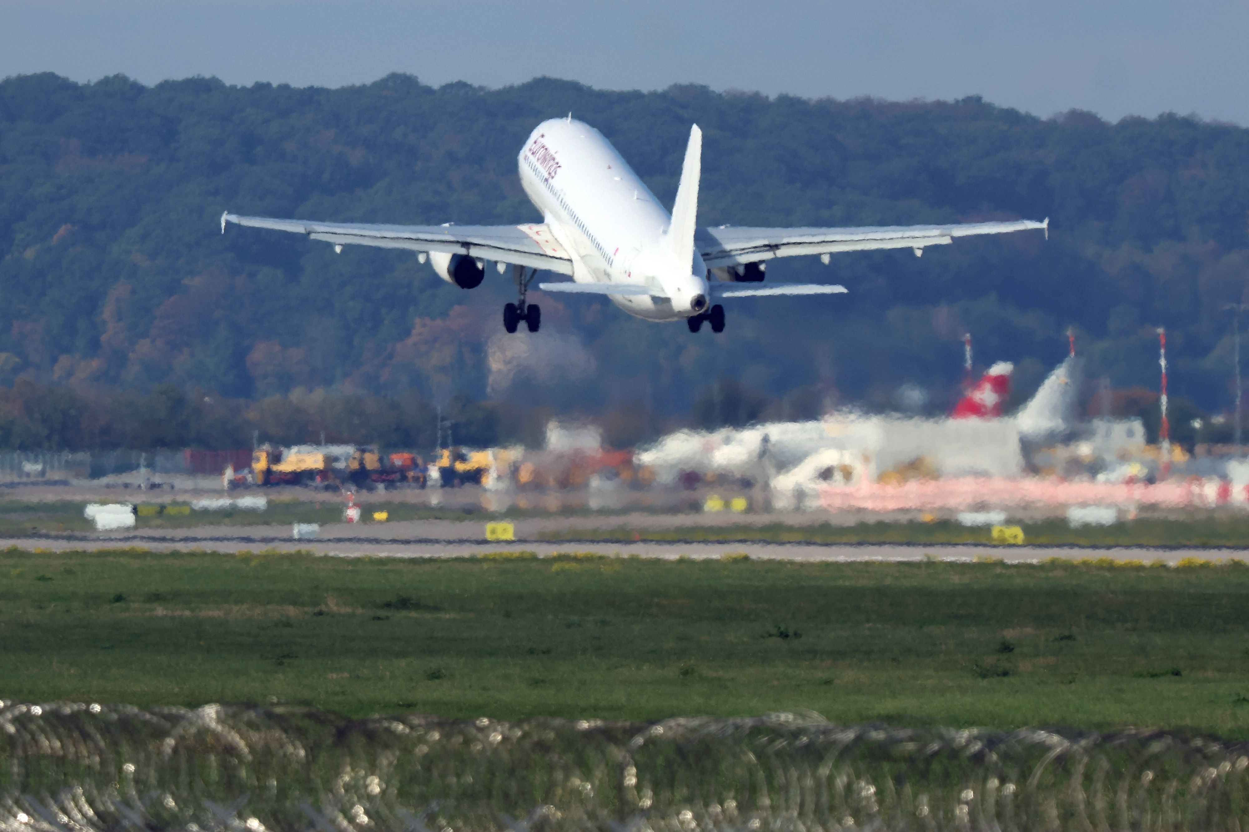 An Bord eines Eurowings-Fliegers aus Rhodos klagten mehrere Passagiere über Unwohlsein. Das Symbolfoto zeigt ein Flugzeug beim Start.
