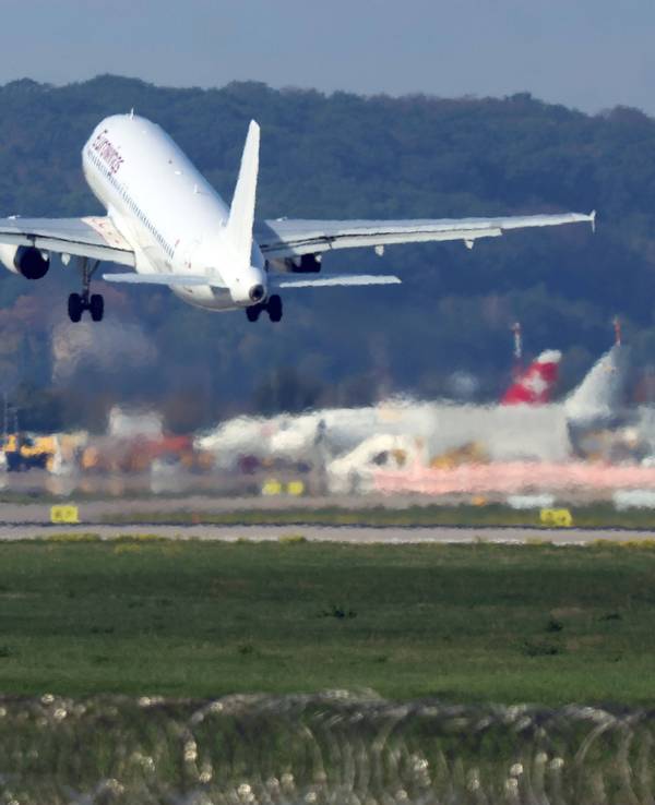 An Bord eines Eurowings-Fliegers aus Rhodos klagten mehrere Passagiere über Unwohlsein. Das Symbolfoto zeigt ein Flugzeug beim Start.