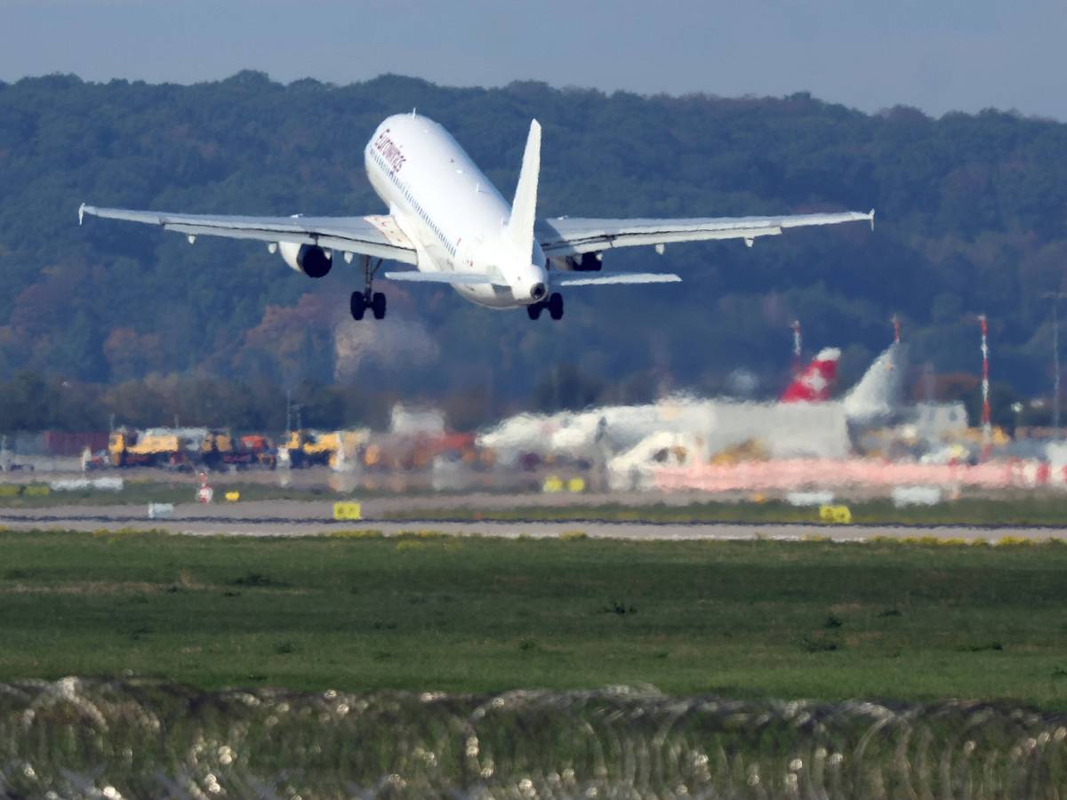 An Bord eines Eurowings-Fliegers aus Rhodos klagten mehrere Passagiere über Unwohlsein. Das Symbolfoto zeigt ein Flugzeug beim Start.