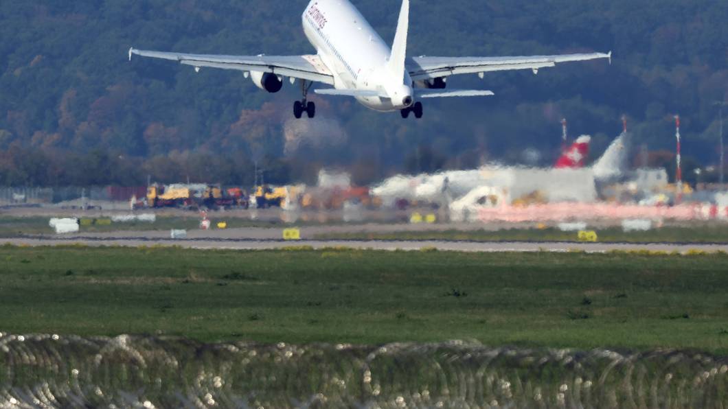 An Bord eines Eurowings-Fliegers aus Rhodos klagten mehrere Passagiere über Unwohlsein. Das Symbolfoto zeigt ein Flugzeug beim Start.