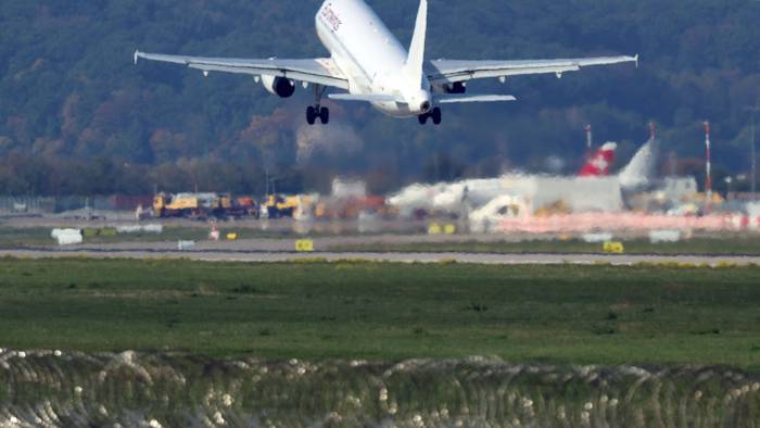 An Bord eines Eurowings-Fliegers aus Rhodos klagten mehrere Passagiere über Unwohlsein. Das Symbolfoto zeigt ein Flugzeug beim Start.