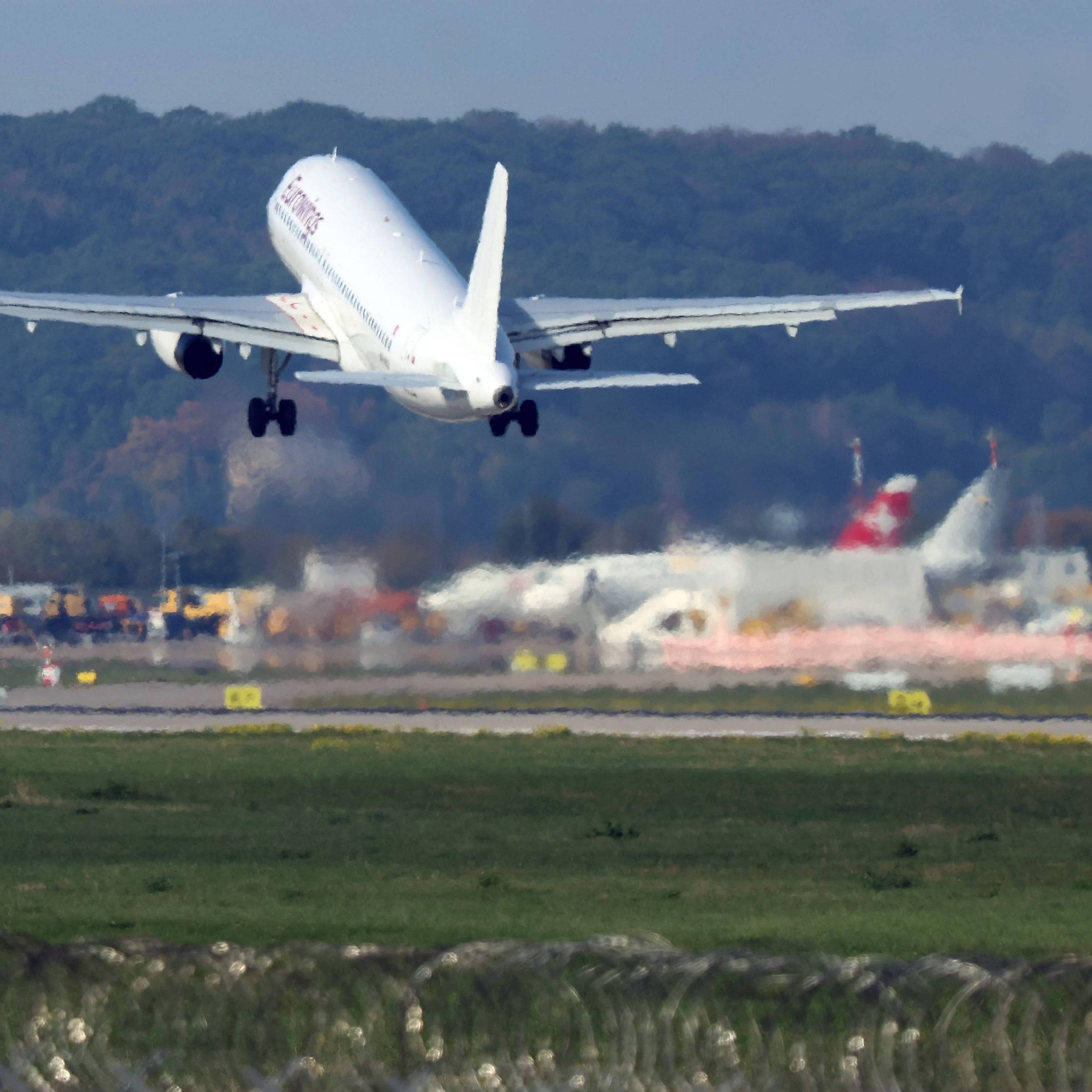 An Bord eines Eurowings-Fliegers aus Rhodos klagten mehrere Passagiere über Unwohlsein. Das Symbolfoto zeigt ein Flugzeug beim Start.