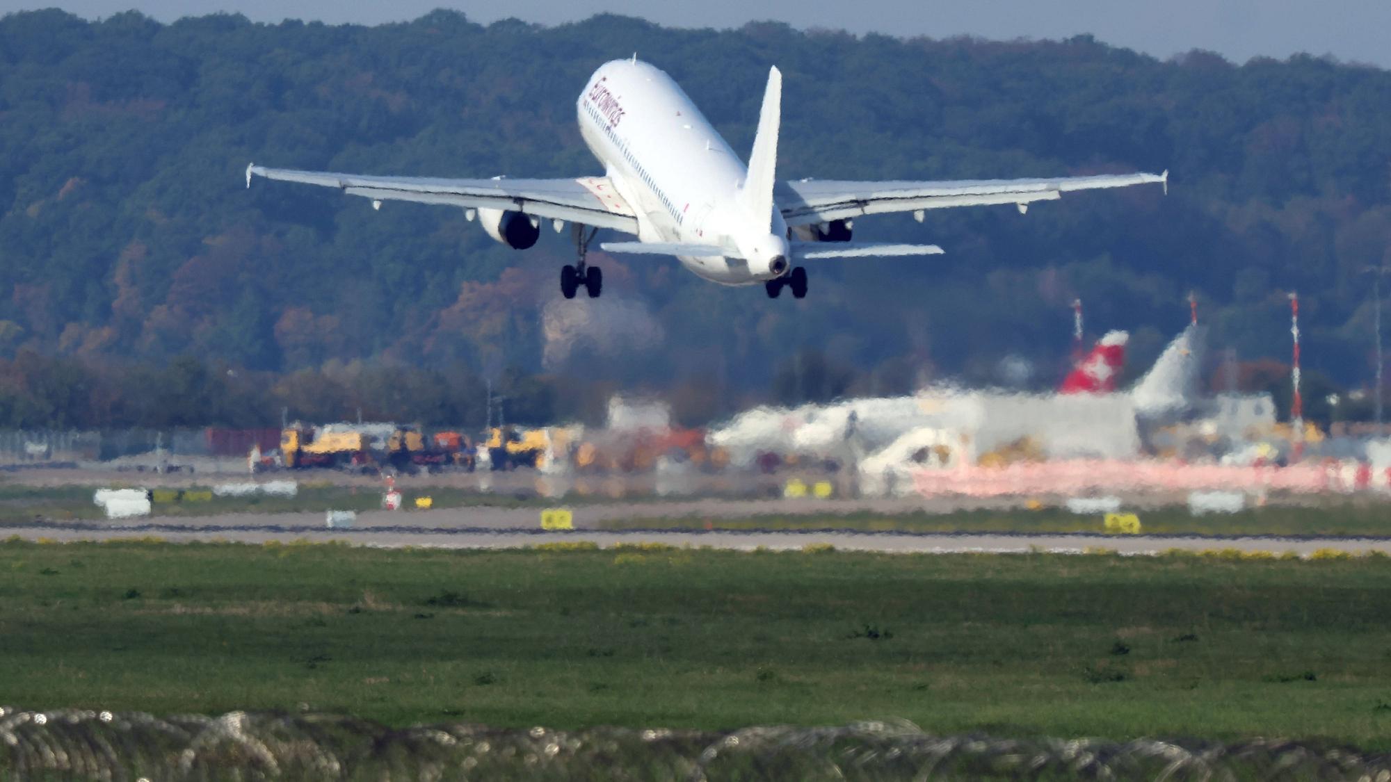 An Bord eines Eurowings-Fliegers aus Rhodos klagten mehrere Passagiere über Unwohlsein. Das Symbolfoto zeigt ein Flugzeug beim Start.