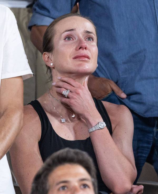 Elina Switolina mit feuchten Augen auf der Tribüne.