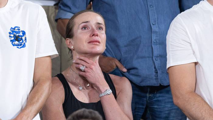 Elina Switolina mit feuchten Augen auf der Tribüne.