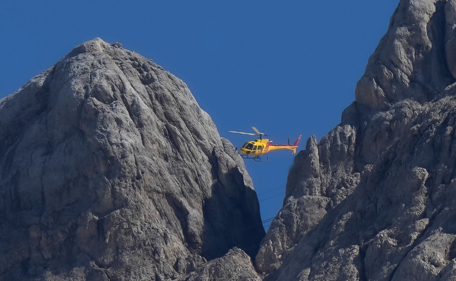 Ein Rettungshubschrauber in der Nähe von Canazei in den italienischen Alpen.