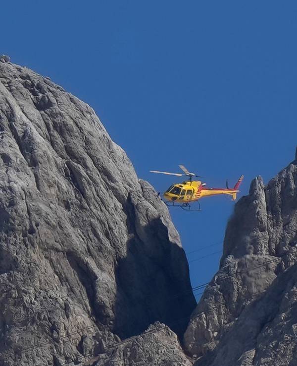 Ein Rettungshubschrauber in der Nähe von Canazei in den italienischen Alpen.