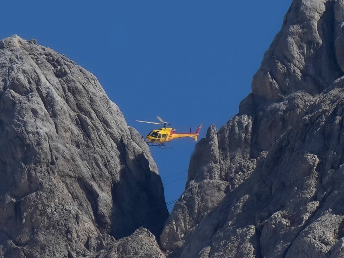 Ein Rettungshubschrauber in der Nähe von Canazei in den italienischen Alpen.