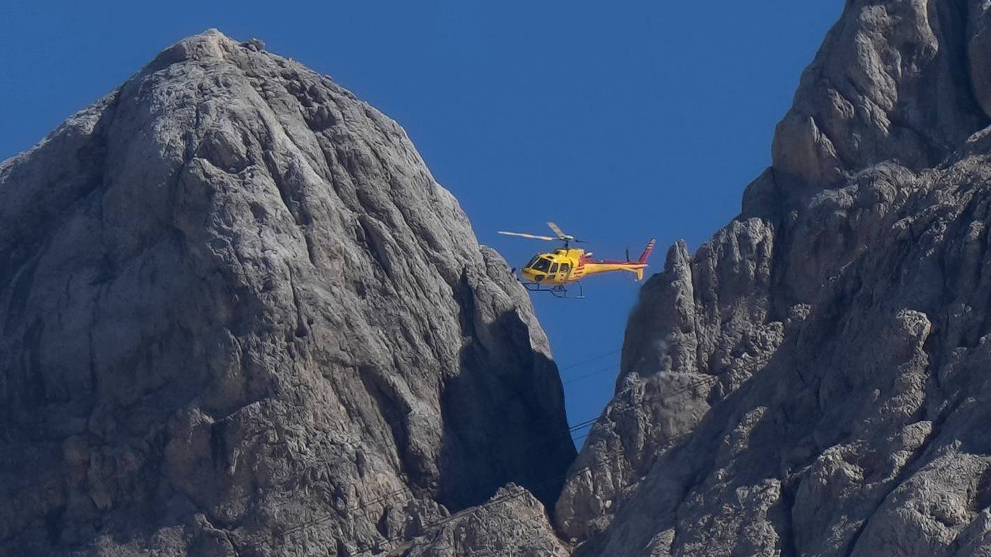 Ein Rettungshubschrauber in der Nähe von Canazei in den italienischen Alpen.