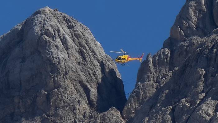 Ein Rettungshubschrauber in der Nähe von Canazei in den italienischen Alpen.