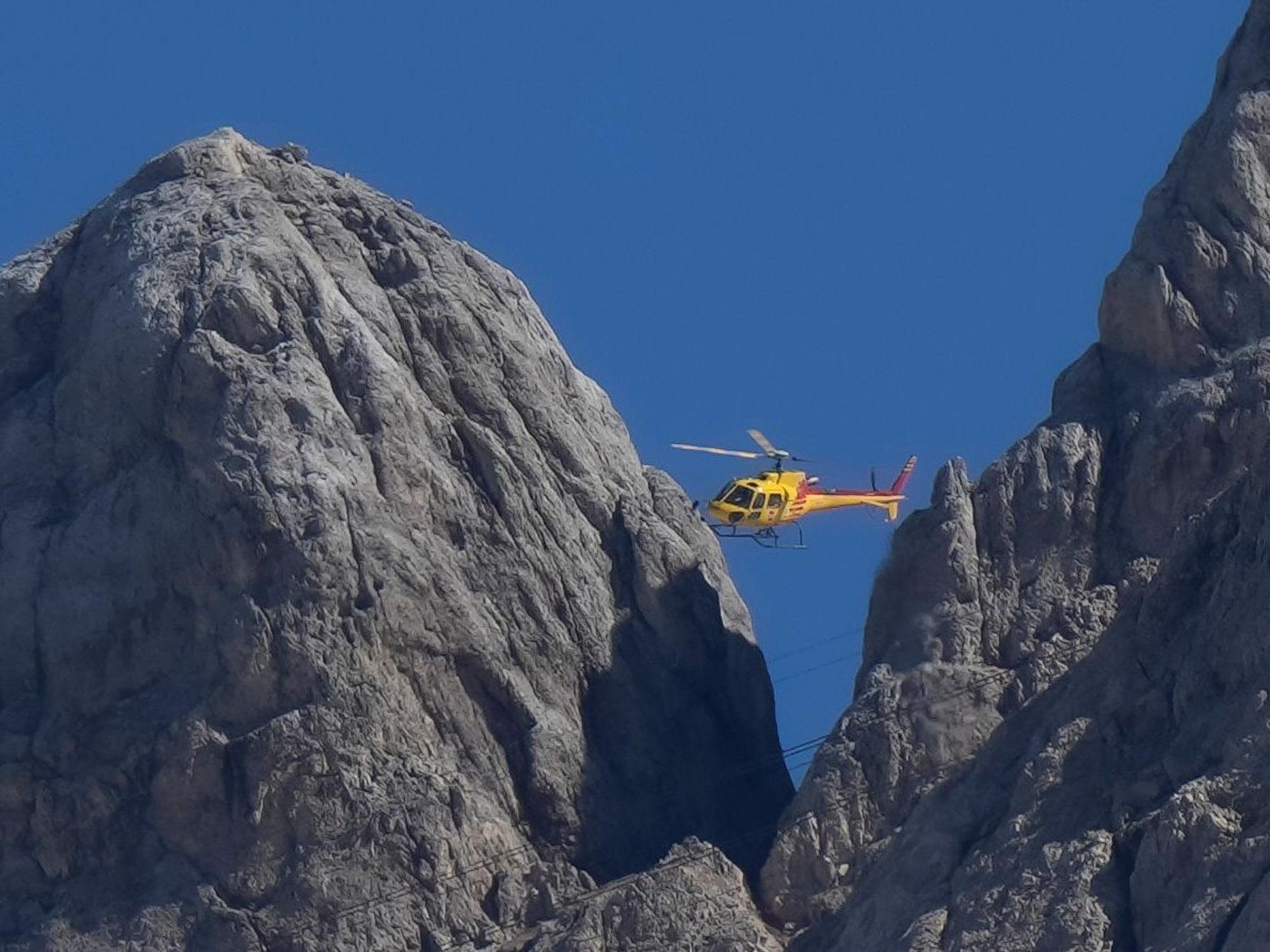 Ein Rettungshubschrauber in der Nähe von Canazei in den italienischen Alpen.