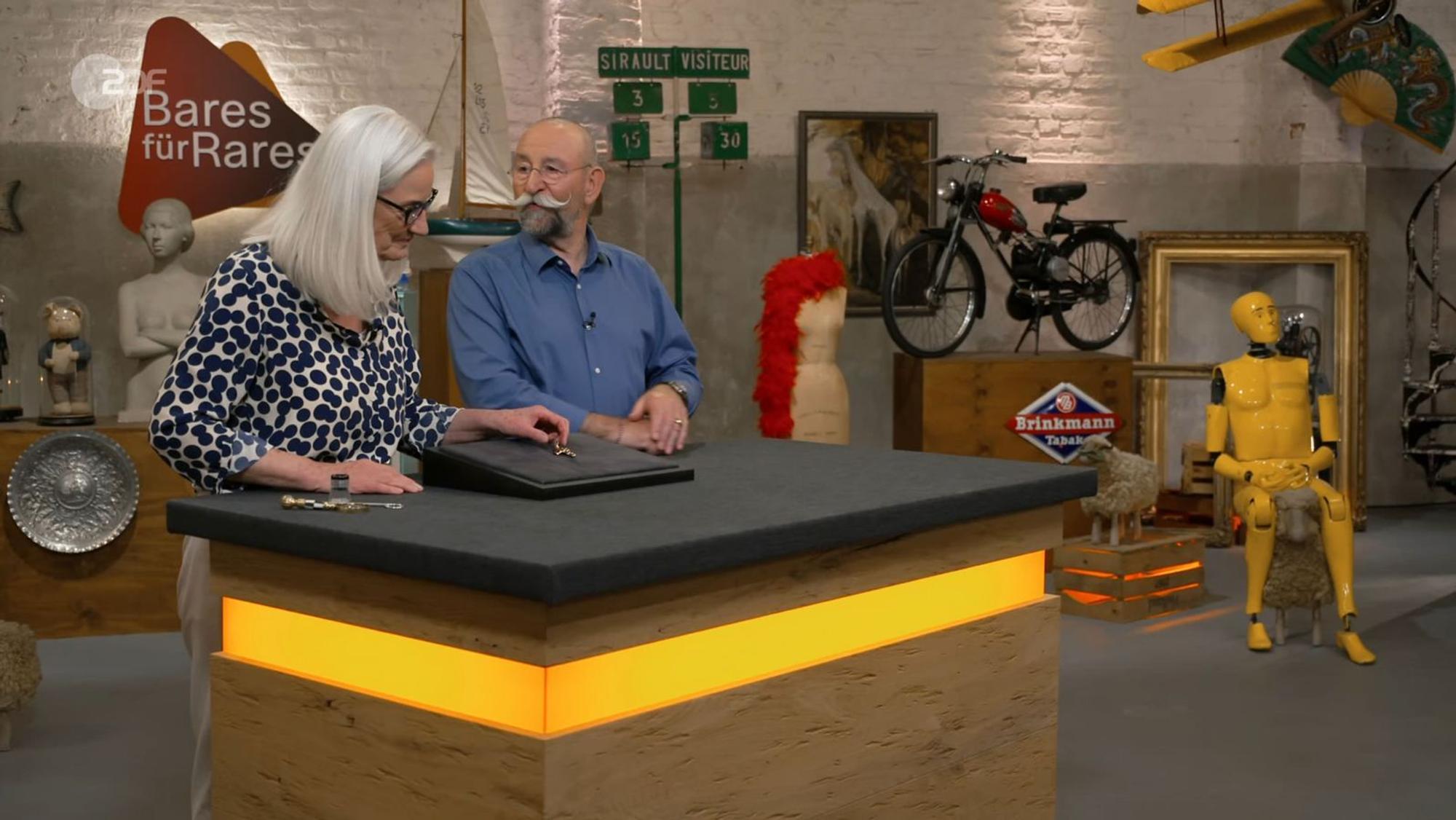 Horst Lichter und Friederike Werner waren angetan von dem besonderen Schmuckstück. (Bild: ZDF)