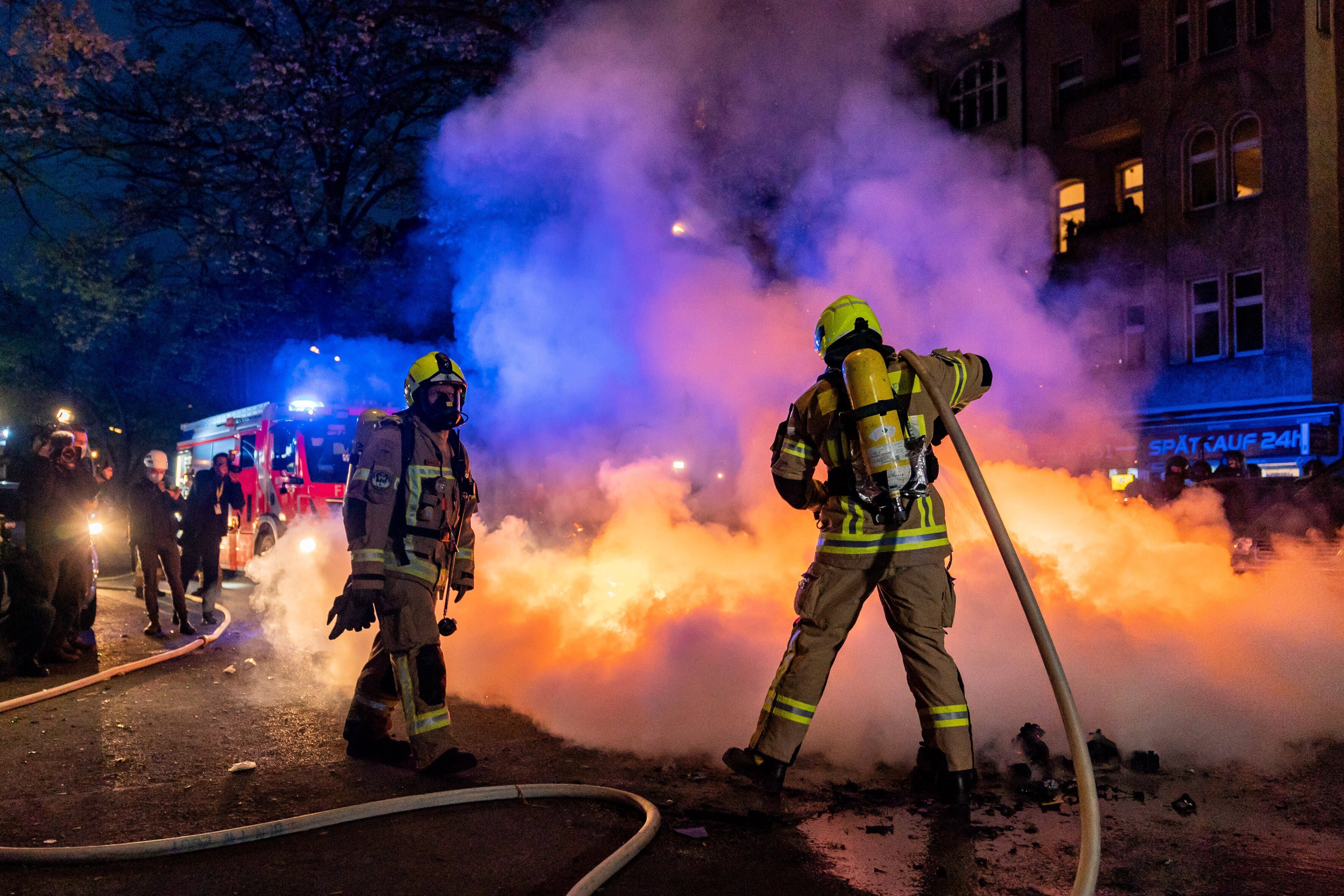 Vier Brände innerhalb von rund zwei Stunden: In der Nacht zu Dienstag (20. Oktober) ist die Feuerwehr im Kölner Norden mehrmals ausgerückt. Die Polizei prüft, ob die Brände zusammenhängen. (Symbolbild)