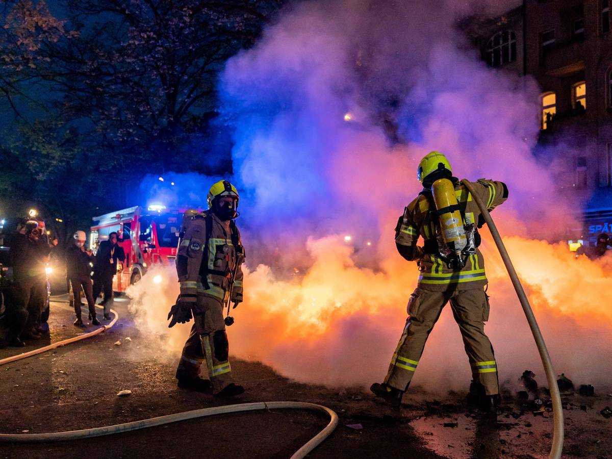 Vier Brände innerhalb von rund zwei Stunden: In der Nacht zu Dienstag (20. Oktober) ist die Feuerwehr im Kölner Norden mehrmals ausgerückt. Die Polizei prüft, ob die Brände zusammenhängen. (Symbolbild)