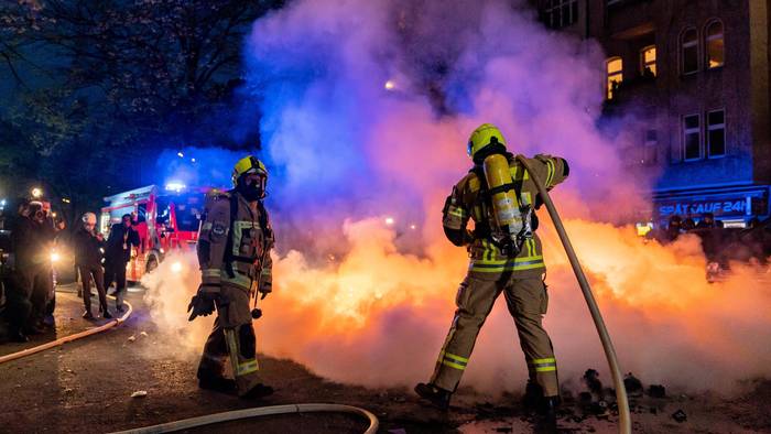 Vier Brände innerhalb von rund zwei Stunden: In der Nacht zu Dienstag (20. Oktober) ist die Feuerwehr im Kölner Norden mehrmals ausgerückt. Die Polizei prüft, ob die Brände zusammenhängen. (Symbolbild)