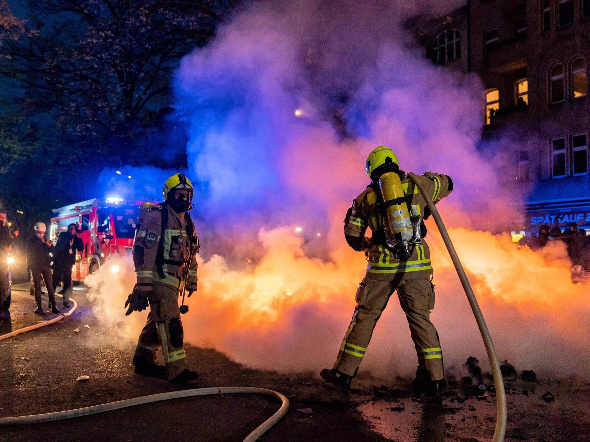 Vier Brände innerhalb von rund zwei Stunden: In der Nacht zu Dienstag (20. Oktober) ist die Feuerwehr im Kölner Norden mehrmals ausgerückt. Die Polizei prüft, ob die Brände zusammenhängen. (Symbolbild)