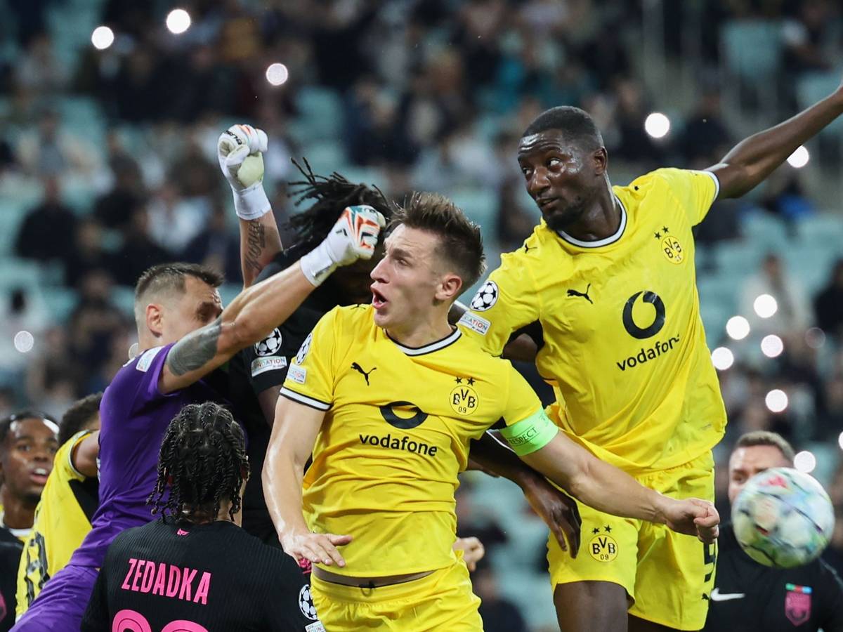 Nico Schlotterbeck und Serhou Guirassy steigen zu einem Eckball hoch.