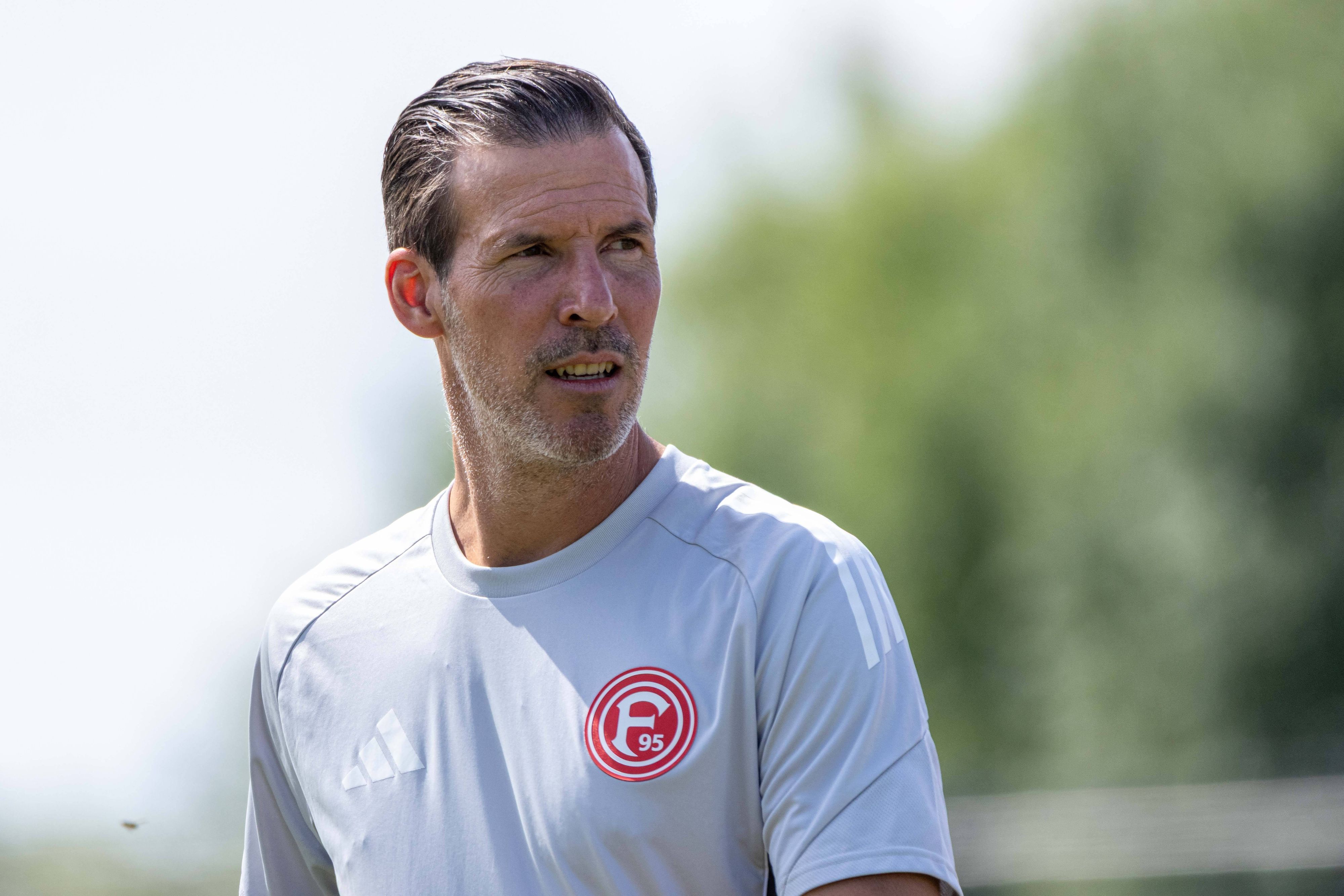 Fortuna Düsseldorfs Trainer Jens Langeneke im T-Shirt.
