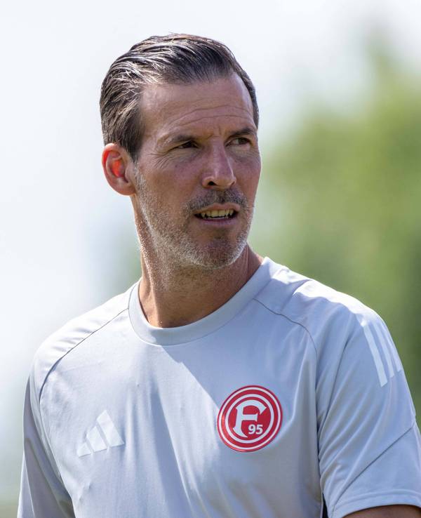 Fortuna Düsseldorfs Trainer Jens Langeneke im T-Shirt.