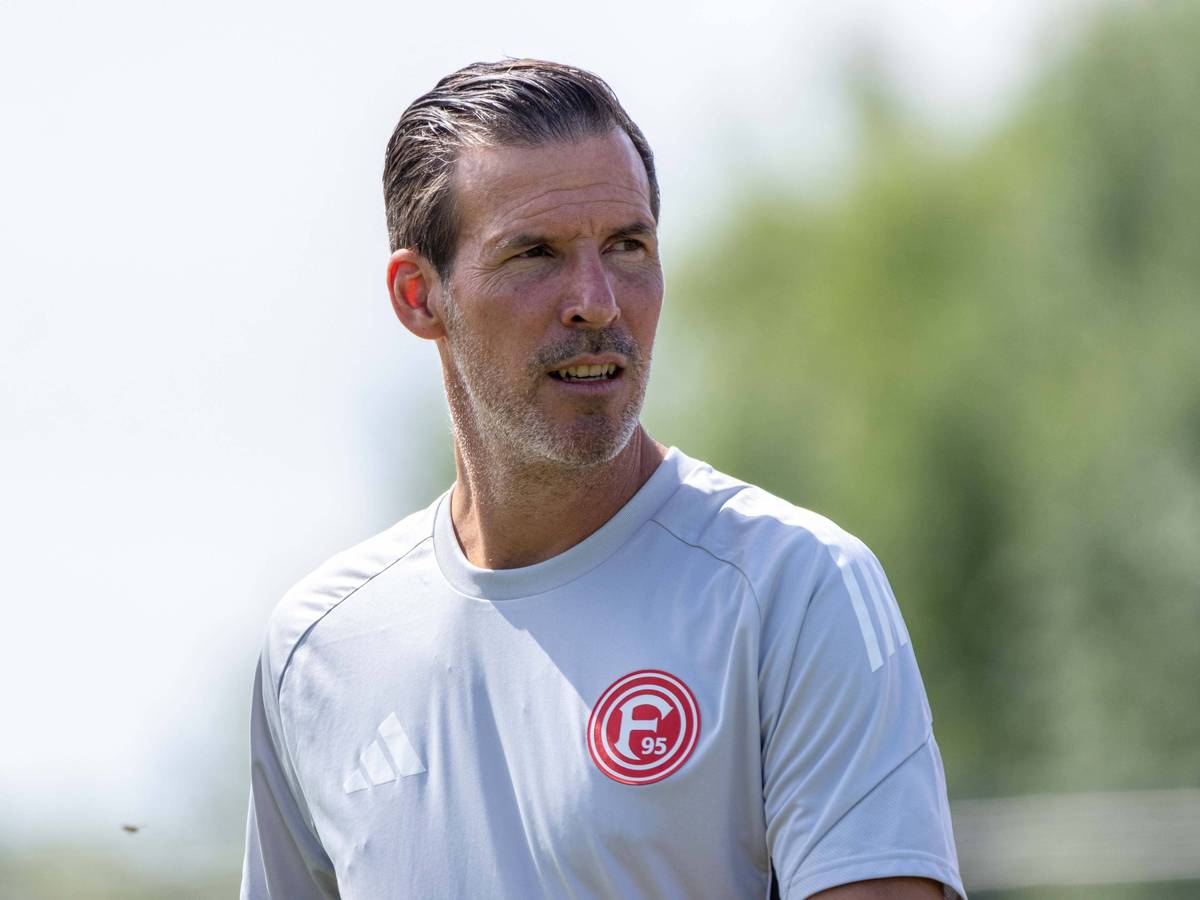 Fortuna Düsseldorfs Trainer Jens Langeneke im T-Shirt.