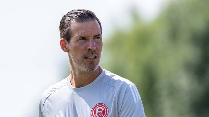 Fortuna Düsseldorfs Trainer Jens Langeneke im T-Shirt.