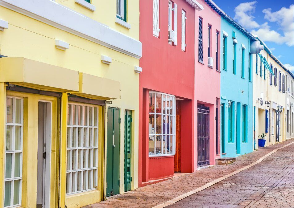 Farbenfrohe Häuser entlang einer gepflasterten Straße in Hamilton, Bermuda.