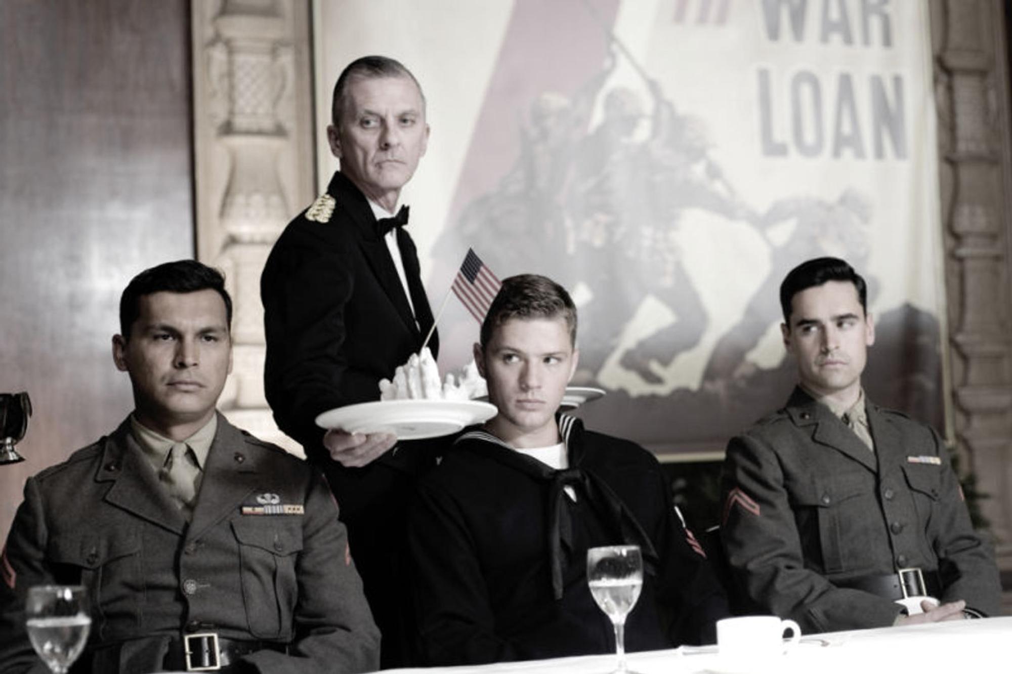 Die Marines Ira Hayes, John Bradley und René Gagnon (von links: Adam Beach, Ryan Phillippe, Jesse Bradford) werden als Helden hofiert - fühlen sich aber kein bisschen heroisch. (Bild: Dreamworks)