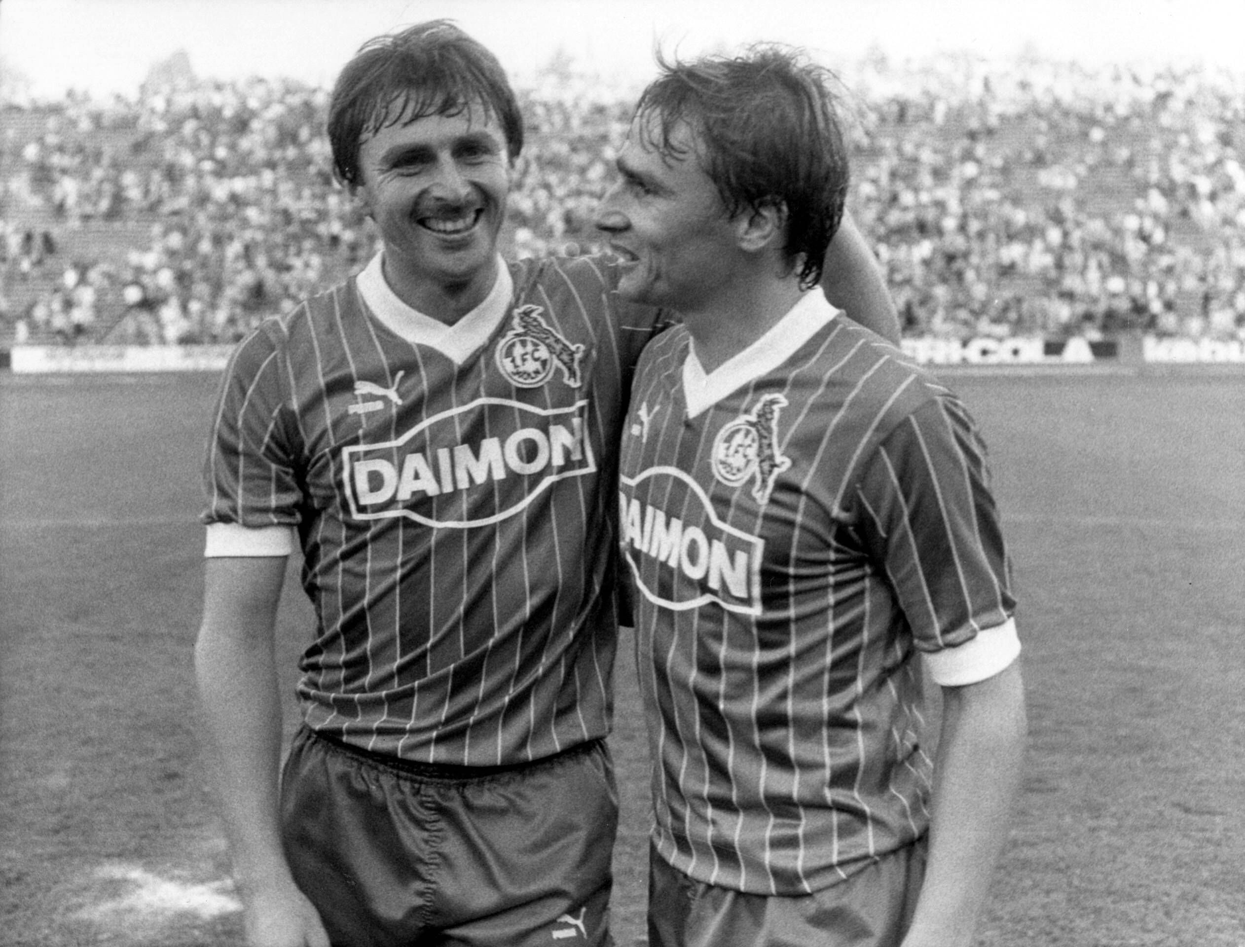 Klaus Allofs (l.) mit seinem Bruder Thomas beim 4:2 gegen Schalke 04 im Oktober 1987