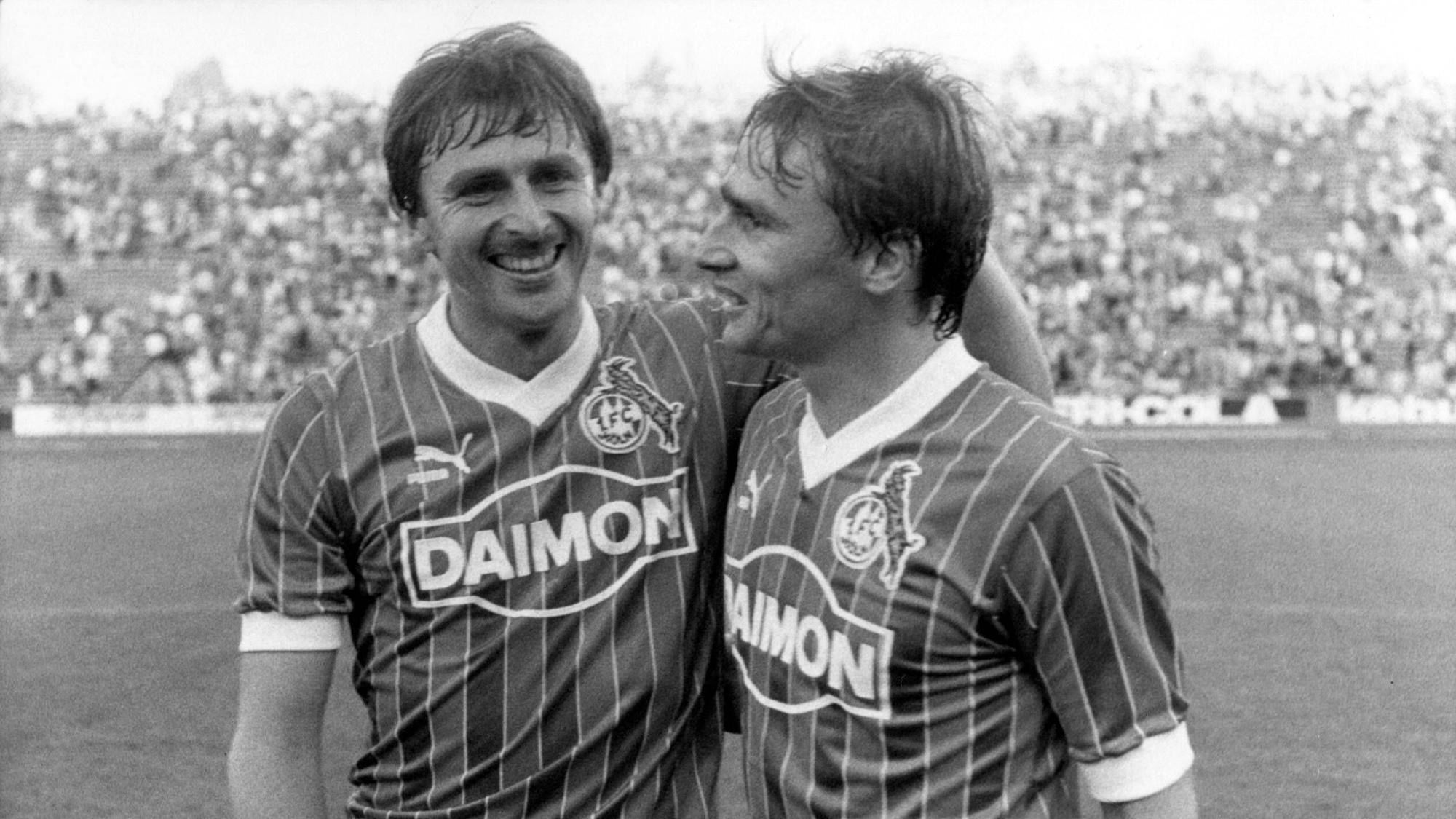 Klaus Allofs (l.) mit seinem Bruder Thomas beim 4:2 gegen Schalke 04 im Oktober 1987