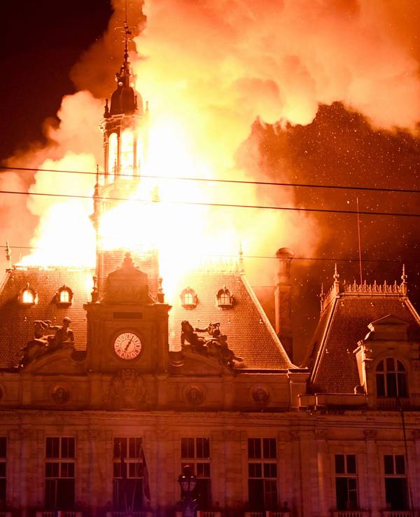 Hohe Flammen schlagen aus dem Rathaus.