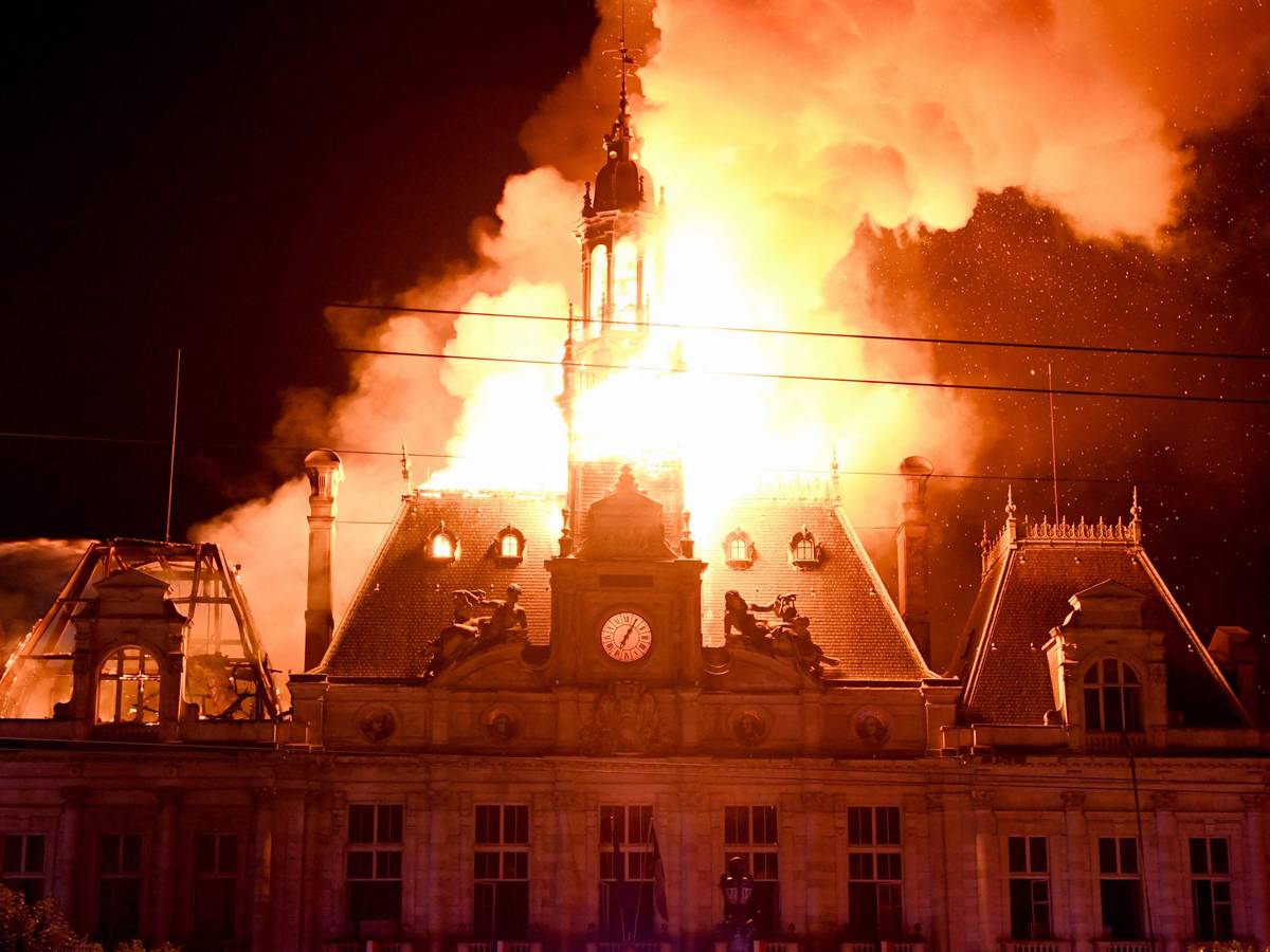 Hohe Flammen schlagen aus dem Rathaus.