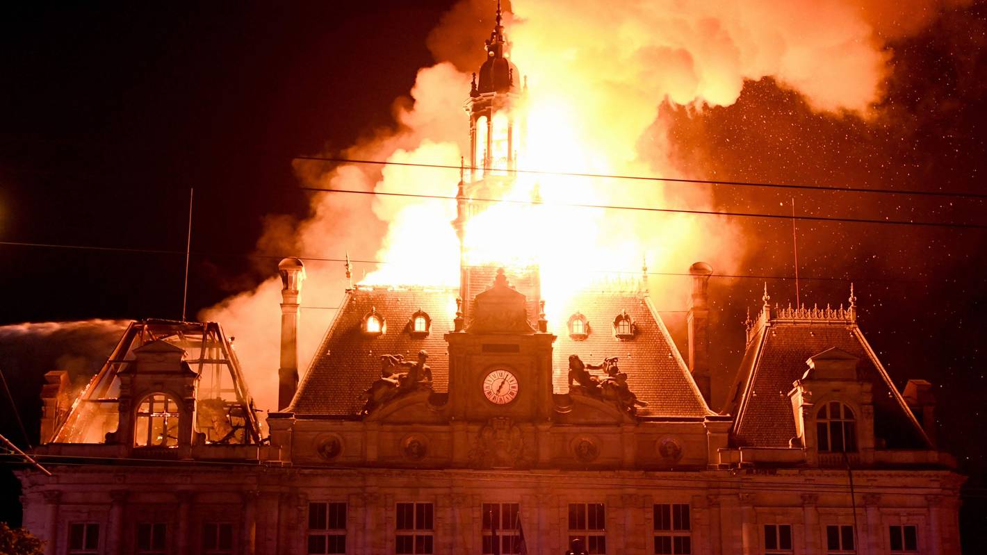 Hohe Flammen schlagen aus dem Rathaus.