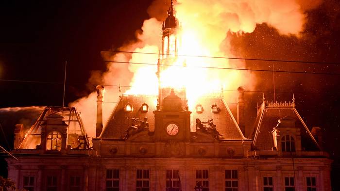 Hohe Flammen schlagen aus dem Rathaus.