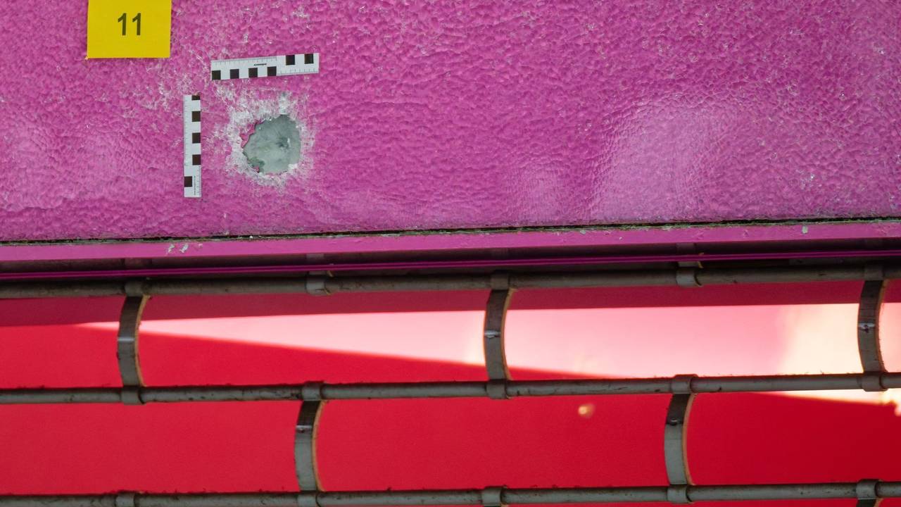 Markierungen der Spurensicherung sind nach Schüssen auf ein Geschäft in Köln an einer Hauswand zu sehen. (Archivbild)