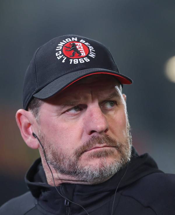 Fußballtrainer Steffen Baumgart mit einer Kappe