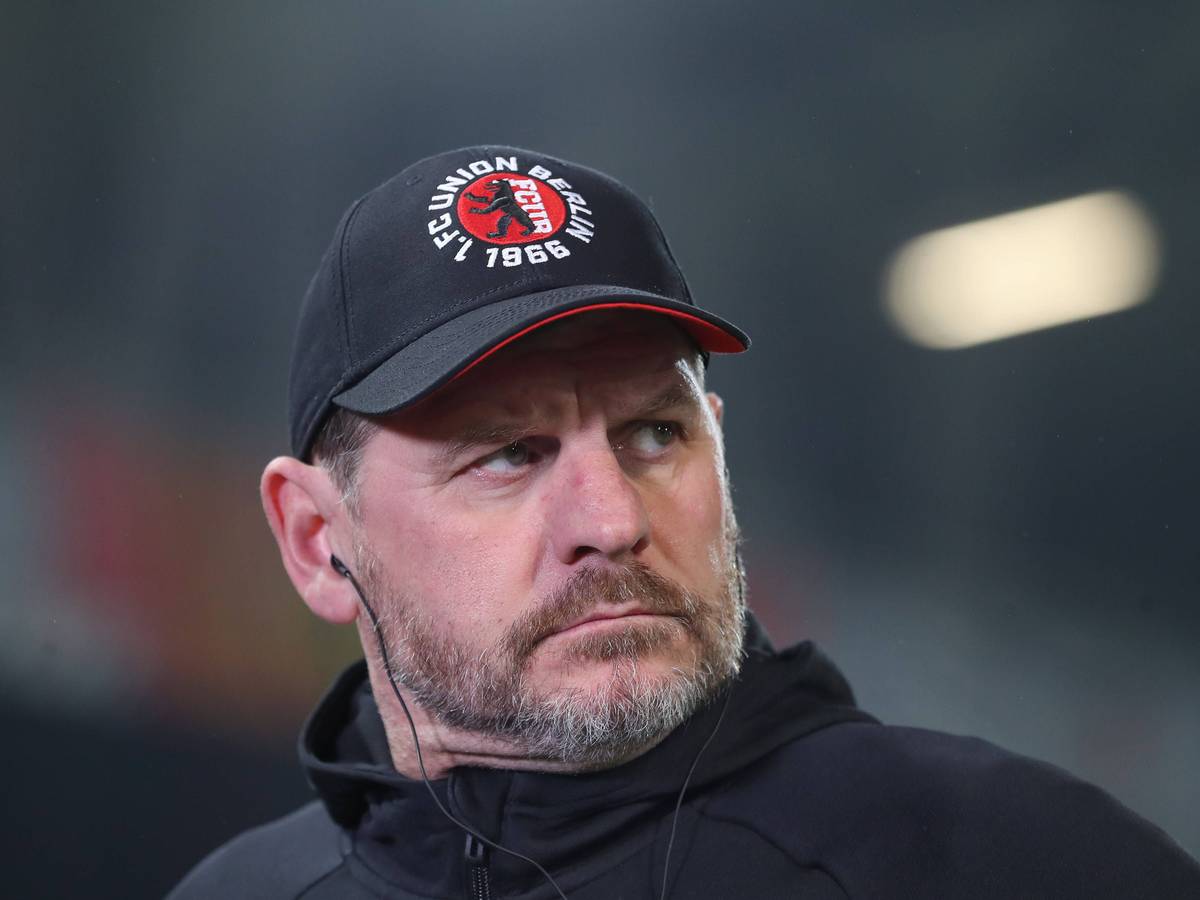 Fußballtrainer Steffen Baumgart mit einer Kappe