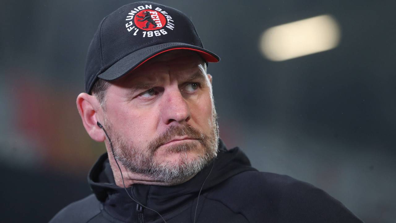 Fußballtrainer Steffen Baumgart mit einer Kappe
