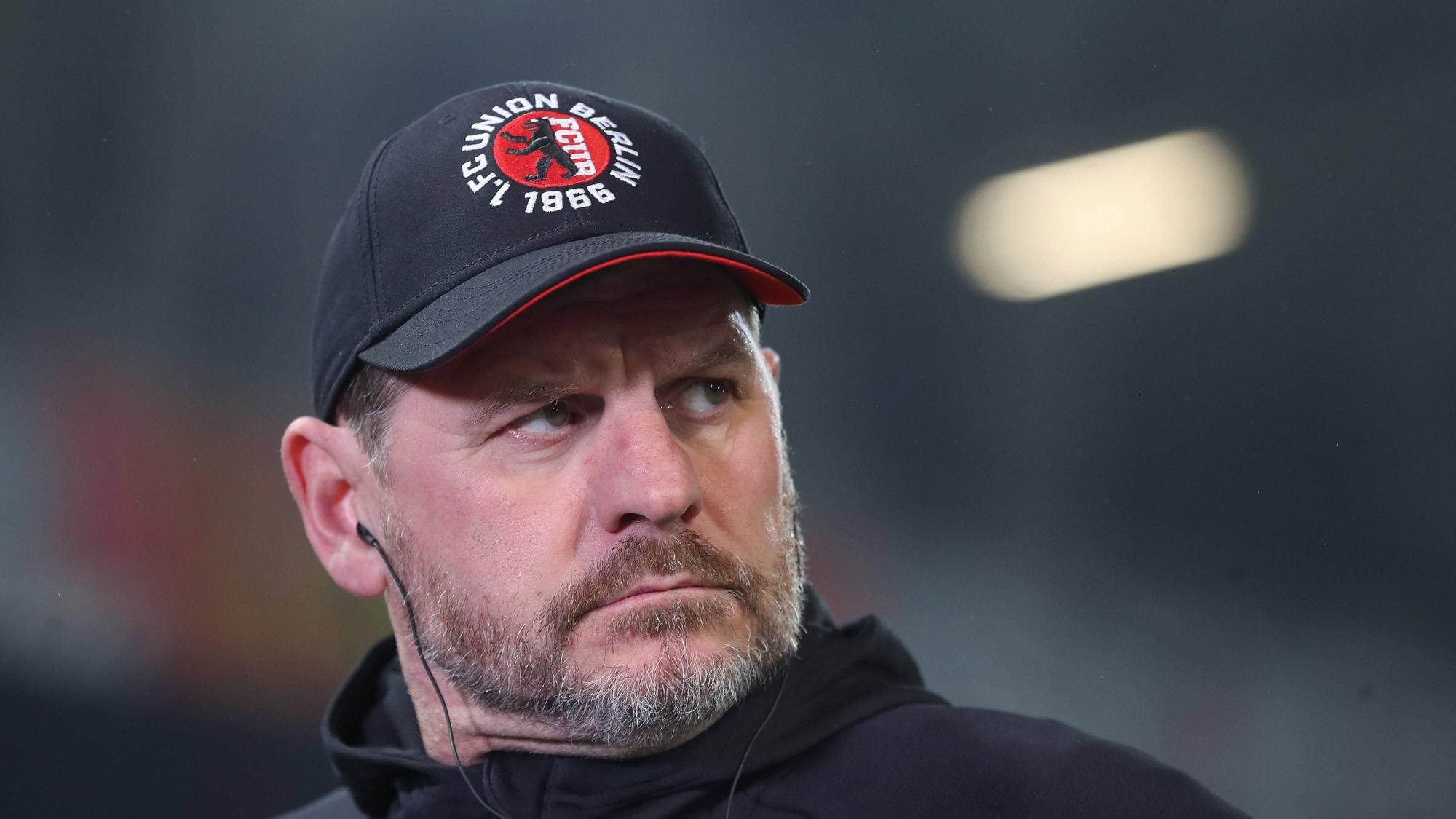 Fußballtrainer Steffen Baumgart mit einer Kappe