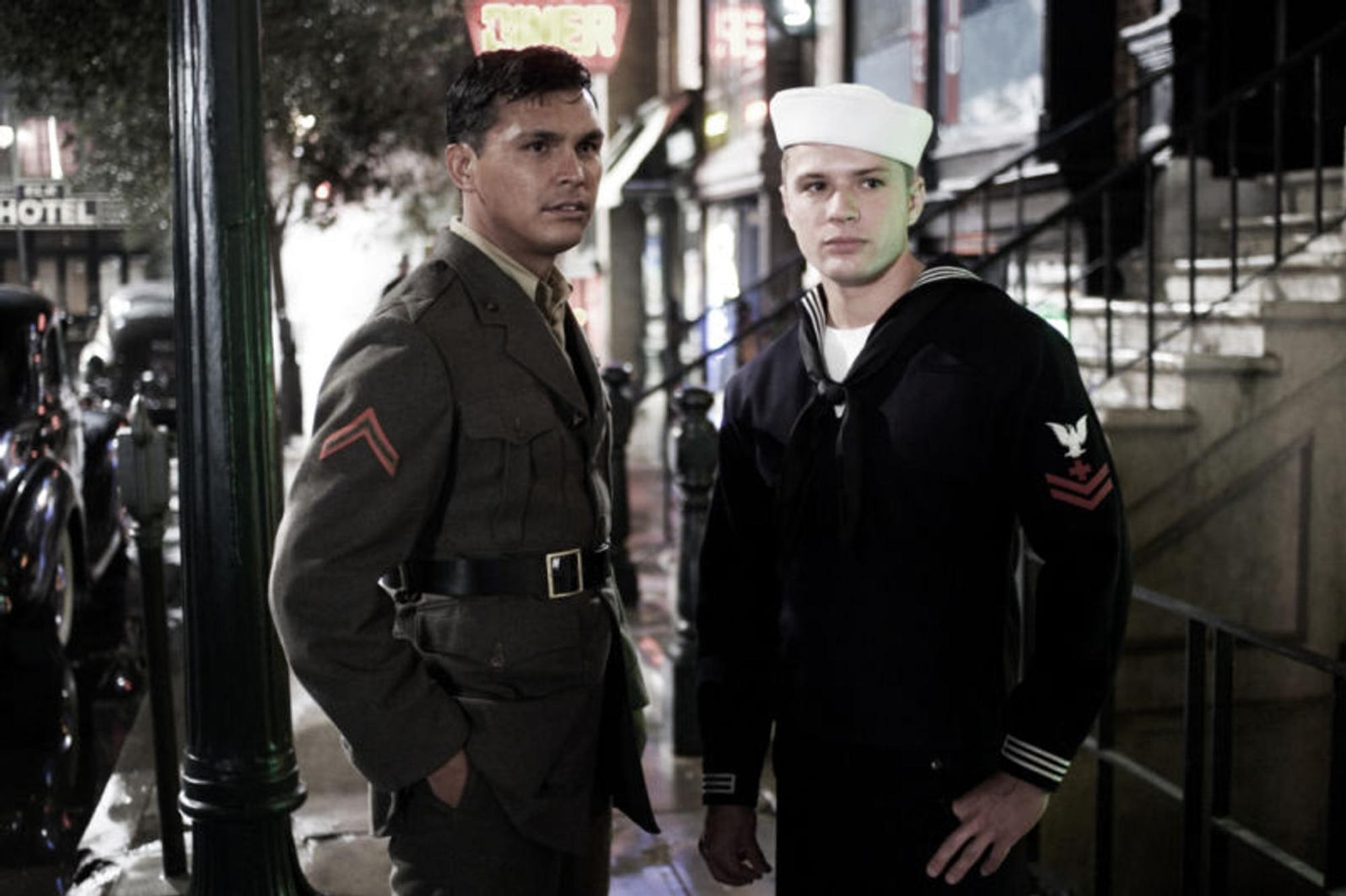 Die Soldaten John 'Doc' Bradley (Ryan Phillippe) und Ira Hayes (Adam Beach) sollen für die US-Medien als Kriegshelden herhalten. (Bild: Dreamworks)