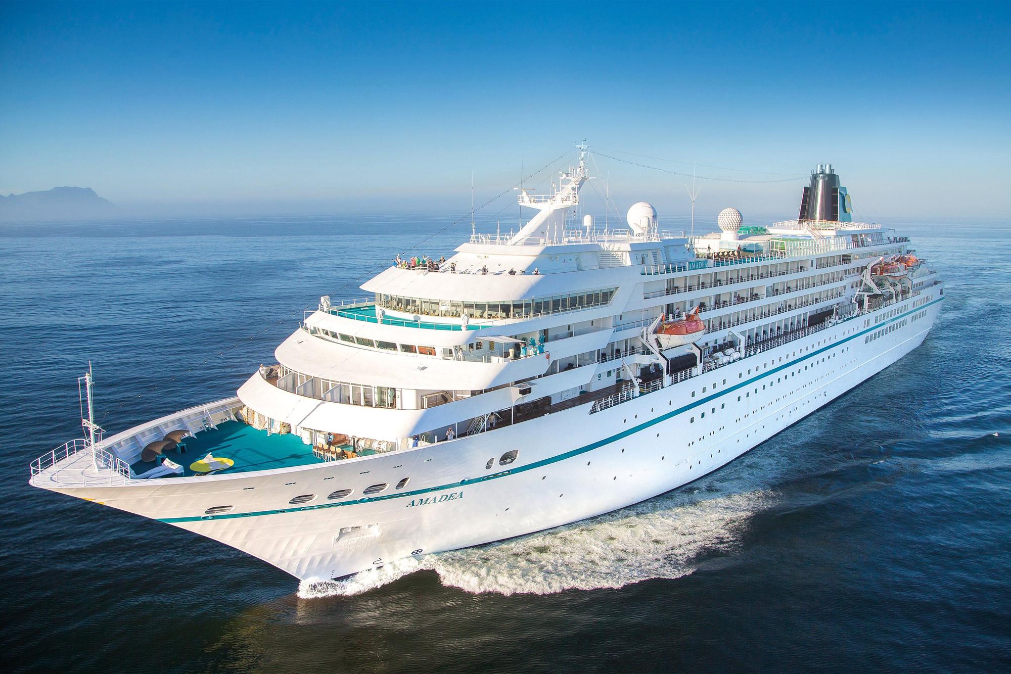 Die MS AMADEA in Fahrt auf ruhigem Meer.